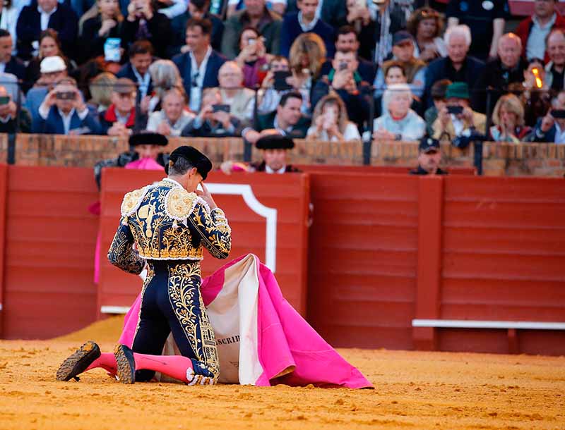 Escribano conquista Sevilla con una faena memorable