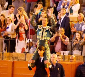 Pepe Moral cierra la Feria por la Puerta Grande con los de Miura