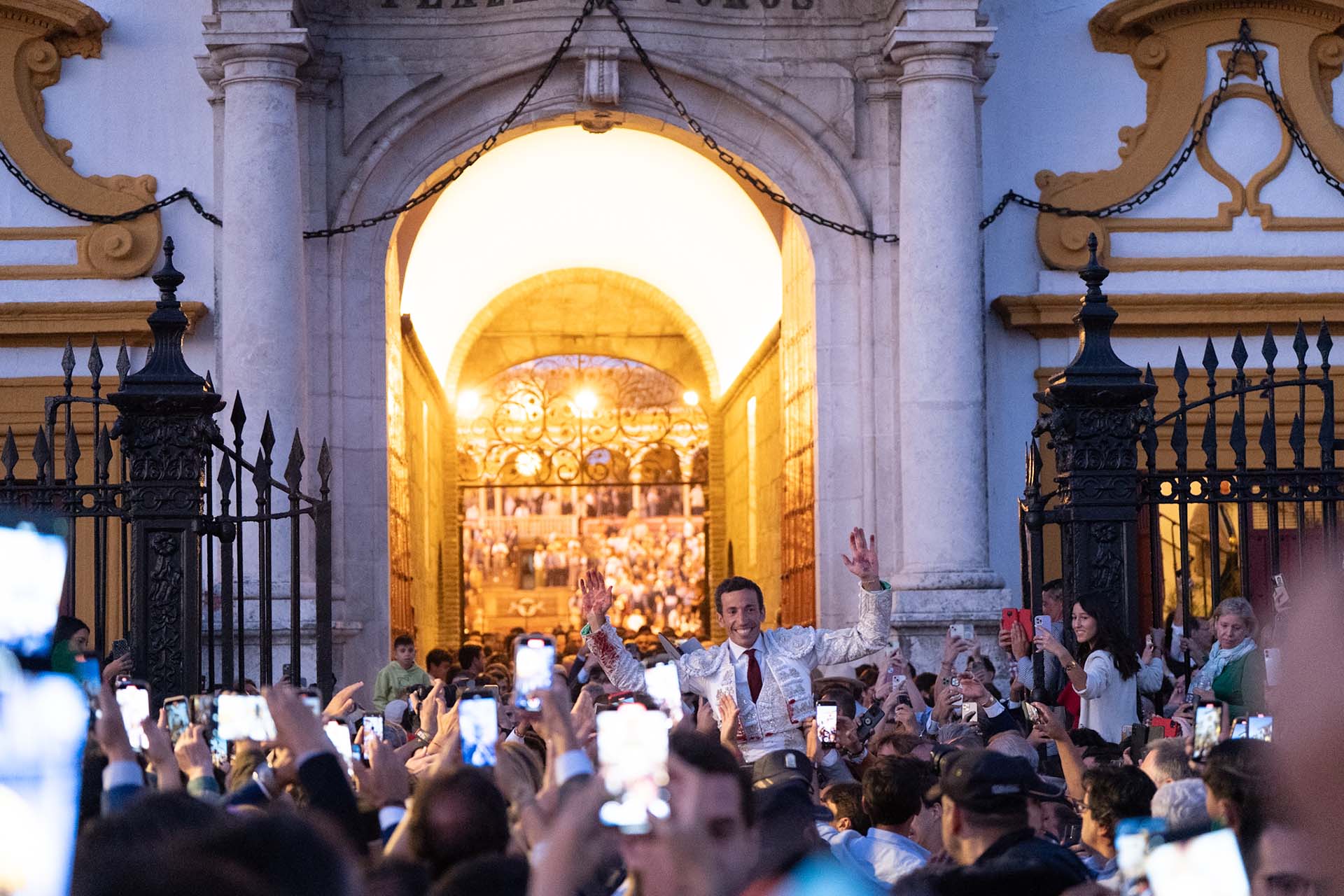 David de Miranda abre la Puerta del Príncipe