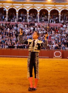 Escribano conquista Sevilla con una faena memorable
