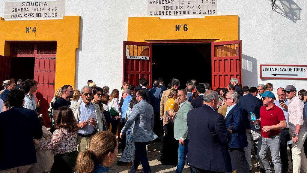 Colas de acceso a la Plaza de toros de Sevilla